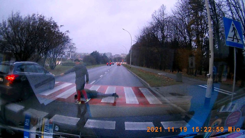 Mężczyzna udawał, że płynie po przejściu dla pieszych w Rzeszowie. Policja się pojawiła, ale zaraz odjechała. Co dalej? [ZDJĘCIA, WIDEO]