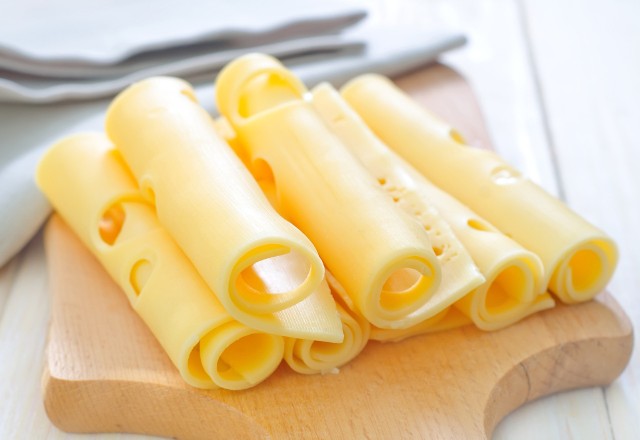 Smaku klasycznego żółtego sera nie da się podrobić, ale można poszukać zamienników, które dodadzą charakteru kanapce lub głównemu daniu.