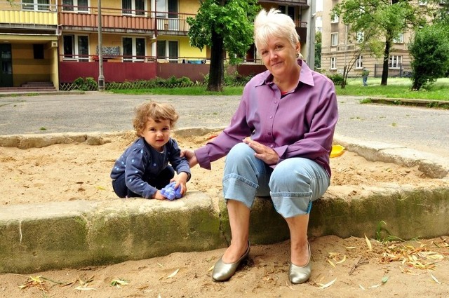 Teren jest mało atrakcyjny dla dzieci, ale w piaskownicy pod naszym blokiem wymieniono piasek, dlatego pozwalam dziecku na zabawę &#8211; mówi Barbara Chojnicka, opiekunka 2- letniej Hani.   