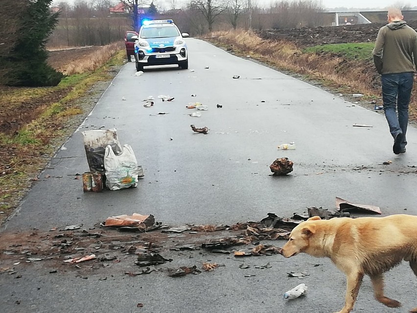 65-latkowi przeszkadzały śmieci w przydrożnych rowach. Wziął sprawę w swoje ręce i zablokował drogę [ZDJĘCIA]