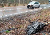 Wejdyki. Wypadek na drodze krajowej. Silnik golfa wypadł na pobocze (zdjęcia)