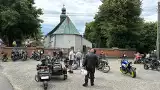 Setki motocyklistów w Jadownikach na Bocheńcu. Zdjęcia i wideo