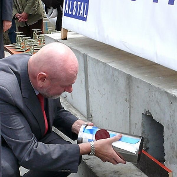 Prezydent Michał Zaleski umieszcza metalową tubę z aktem...