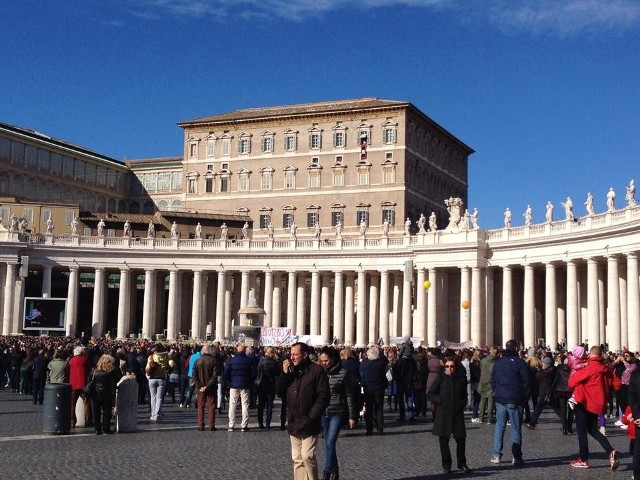 Plac świętego Piotra w Rzymie: kontrole po zamachach w Paryżu