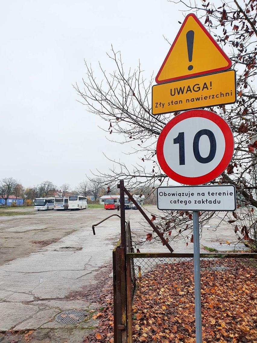 Czuję się, jakbym jechał w rajdzie Dakar - czytelnik skarży się na zły stan parkingu przy Salusie na ul. Zielonej w Słupsku [ZDJĘCIA]