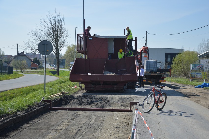 Próby ułożenia nowej nawierzchni na fragmencie ulicy...