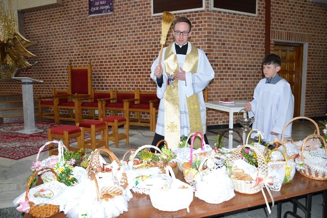 Święcenie pokarmów w kościele Trójcy Przenajświętszej w Stalowej Woli