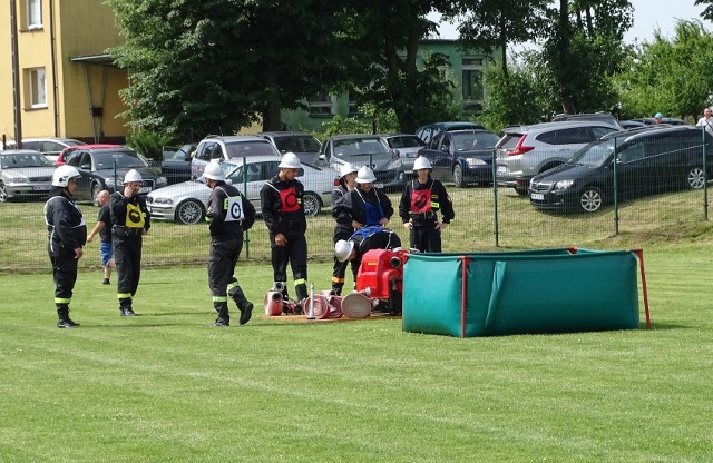 Niedzielne zawody sportów pożarniczych zostały rozegrane w dwóch konkurencjach. Strażacy ochotnicy rywalizowali ze sobą w ćwiczeniach bojowych oraz sztafecie 7 x 50 metrów z przeszkodami.