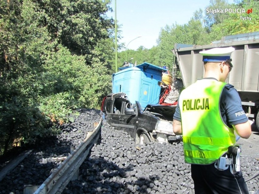 Wypadek w Tychach: Ciężarówka z węglem zmiażdżyła samochód...