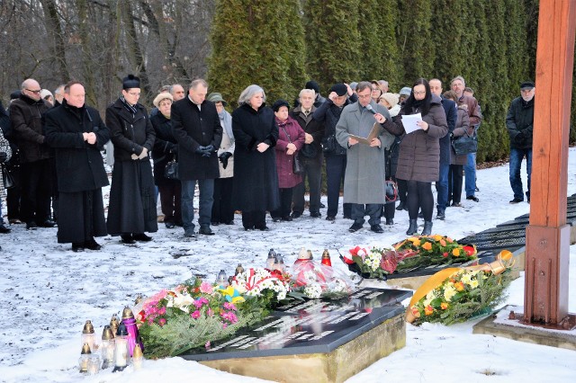 Na cmentarzu ofiar powojennego obozu w Łambinowicach położono kwiaty i zapalono znicze. Przemówienie wygłosił przewodniczący VdG Bernard Gaida.