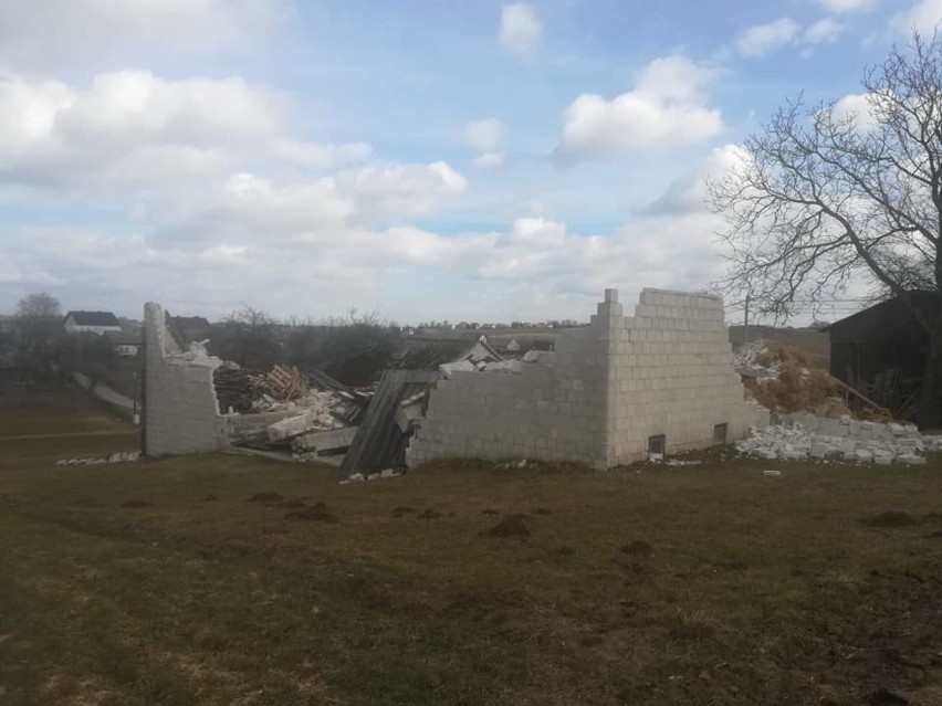 Zerwane dachy na domach i kaplicy cmentarnej. Wichura szalała w powiecie krakowskim