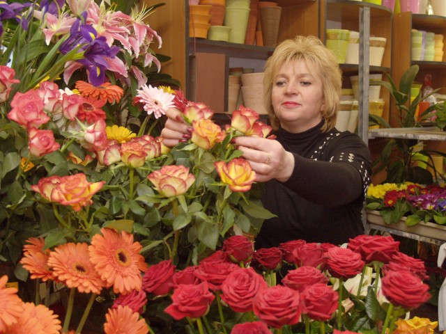 Na zdjęciu: - Tulipany to "klasyk" dnia kobiet. - Ale nie brakuje też chętnych na róże - mówi Jolanta Makuszczak.