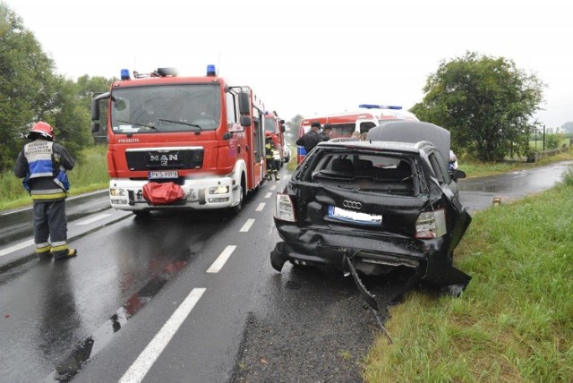 Do wypadku trasie Bonikowo-Sepno doszło po godz. 13.00 Zderzył się tam samochód osobowy marki Audi i ciągnik siodłowych marki Man. Ciężarówką kierował 56-letni kierowca z powiatu grodziskiego, który według ustaleń policji, wjechał w tył osobówki.Kolejne zdjęcie -->