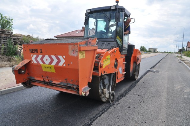 Rok 2011, miasto za ponad 2,2 mln zł wykonało ulicę Baczyńskiego na osiedlu Marcelin, teraz robione będą ulice po jej prawej stronie, reszta w przyszłości, gdy osiedle bardziej rozrośnie się w tę stronę.