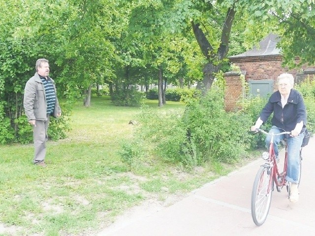 Andrzej Pusz (z lewej) z zarządu wspólnoty przekonuje, że parking w tym miejscu nie będzie przeszkadzał lokatorom.
