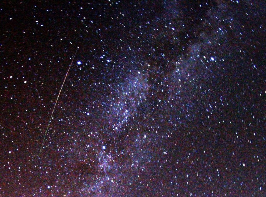 Meteor z roju Perseidów widoczny po lewej stronie Drogi...