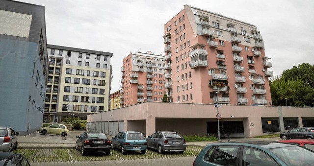 Osiedle Gotyk to blok przy bloku. Nie ma tam ani szkoły, ani placu zabaw, a drogi są tak wąskie, że mieści się jedno auto