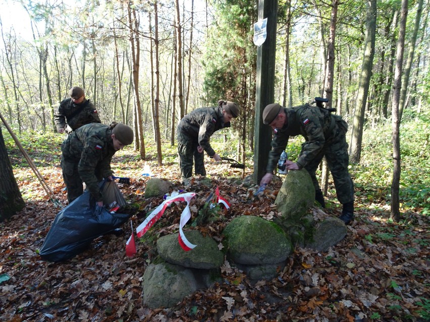 Terytorialsi z 62. Batalionu Lekkiej Piechoty w Radomiu porządkowali groby bohaterów