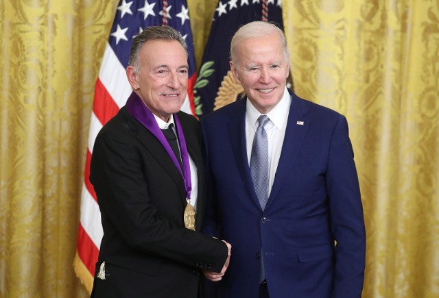 Prezydent USA Joe Biden sugeruje starania o reelekcję, jednocześnie honorując Bruce'a Springsteena