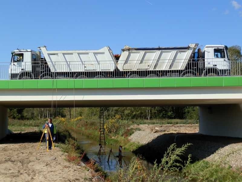 Nowy most w Radomiu na ulicy Mieszka I zdał egzamin. Fotorelacja z próby obciążenia