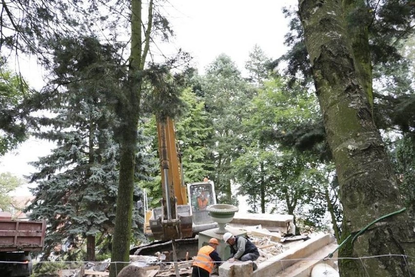 Mauzoleum zburzono w piątek, 8 września.