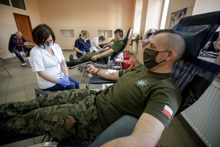 Świętokrzyscy terytorialsi oddali krew w Ostrowcu. Zebrano 16 litrów. Zobacz zdjęcia