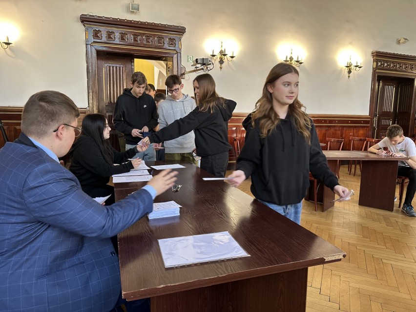 W III LO w Grudziądzu odbyła się akcja "Młodzi głosują"....