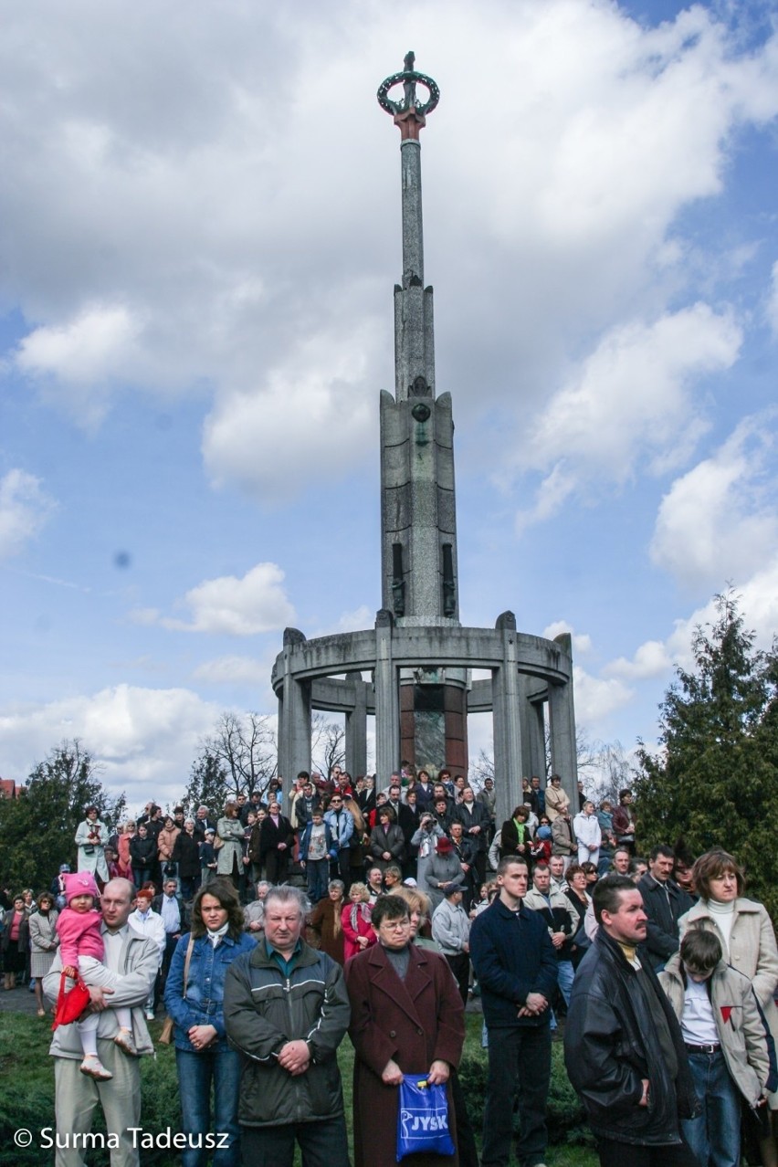 15 lat temu w Stargardzie. Tłumy na odsłonięciu pomnika Jana Pawła II. Ludzie stali wszędzie