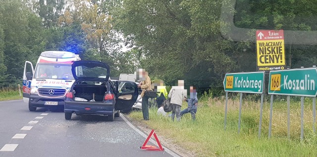 Do zderzenia dwóch pojazdów osobowych marki Opel i Peugeot doszło około godz 15:30 na skrzyżowaniu ul. 1 Maja z drogą nr 166 w Białogardzie. W zdarzeniu lekko ranna została jedna osoba, to kobieta. Prawdopodobną przyczyną zdarzenia było nie zachowanie odstępu od poprzedzającego pojazdu w wyniku czego kierowca peugeota uderzył w tył opla.Zobacz także: Kolizja w centrum Koszalina, na skrzyżowaniu ulic Zwycięstwa i 1-go Maja 