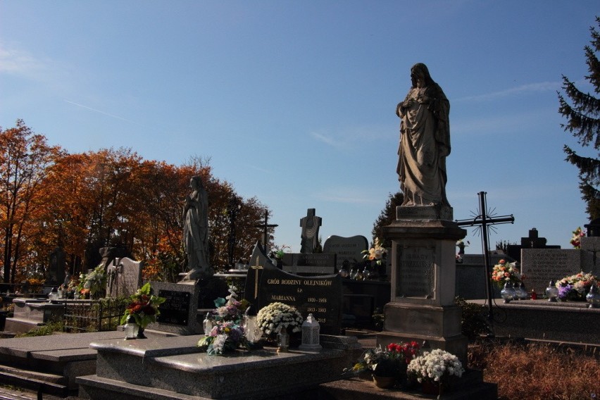 Cmentarz przy ulicy Świętojańskiej w Warcie z dobrymi i złymi wiatrami ZDJĘCIA