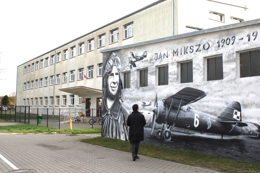 Patriotycznie w szkole mundurowej w Tychowie. A niedaleko wielki mural [ZDJĘCIA]