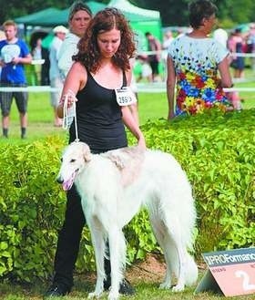 Na zdjęciu córka Łucji Sochackiej z Nadią na tegorocznej wystawie psów w Sopocie