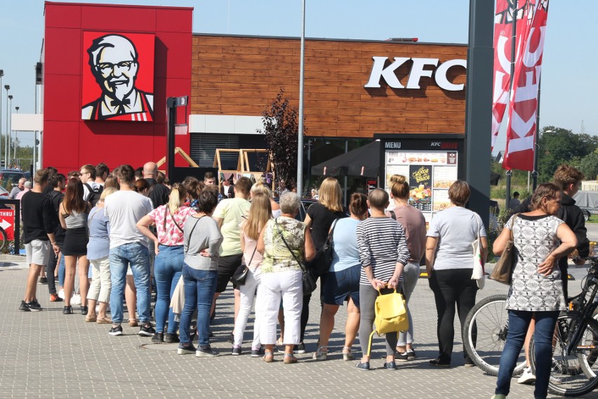 Rozdawali kubełki KFC za złotówkę! Zobacz otwarcie KFC w Kielcach [ZAPIS TRANSMISJI] 