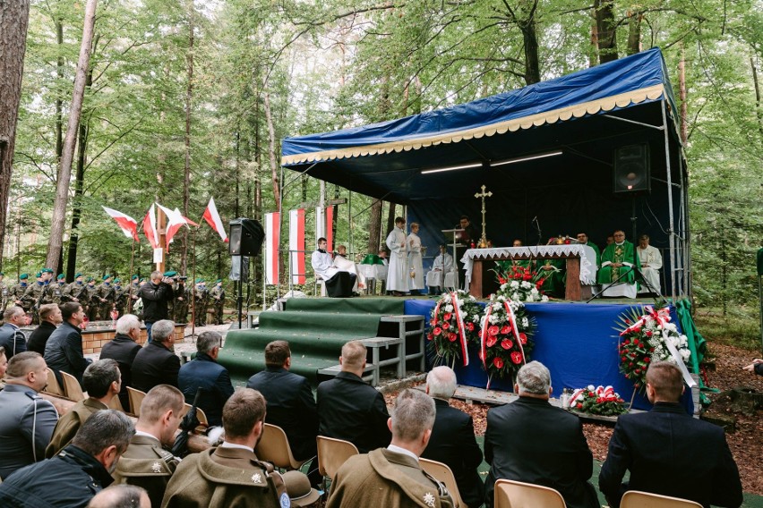Msza święta polowa nad grobami pomordowanych przez NKWD w 1944 r. w Turzy k. Sokołowa Małopolskiego [ZDJĘCIA]