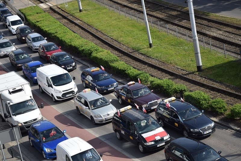 Taksówkarze zablokowali miasto. Protest przeciwko Uberowi