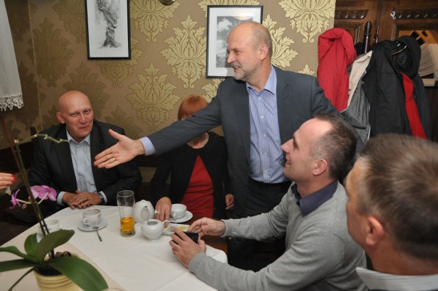 Wieczór wyborczy Porozumienia Samorządowego, starosta Krzysztof Lis (w środku) liczył na 1-2 mandaty więcej, ale i tak jego ugrupowanie jest najsilniejsze w Radzie Powiatu.