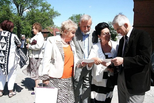 Na zdjęciu: absolwenci z rocznika 1963 po wyjściu z katedry oglądają pamiątkowe fotografie. Od lewej: Stefania Mroczyńska, Zbigniew Widzyński, Marianna Maciejewska i Andrzej Grzegorzewski. 