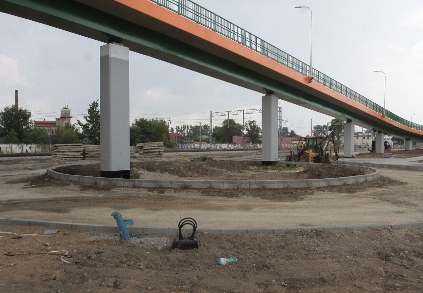 Nowy wiadukt nad torami kolejowymi w ulicy Młodzianowskiej...