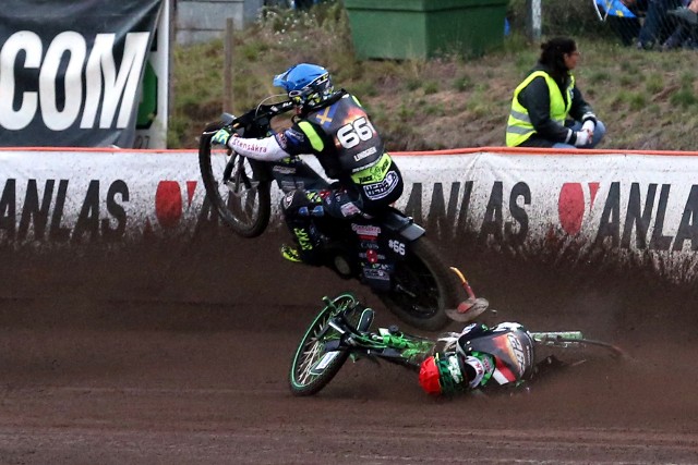 Zwycięstwem Fredrika Lindgrena zakończyła się sobotnia runda FIM Speedway Grand Prix w Malilli. Trzeci był Maciej Janowski.ZOBACZ ZDJĘCIA Z GP SKANDYNAWII W MALILLI >>>>>W 6. biegu doszło do poważnego karambolu z udziałem Patryka Dudka, który nie zmieścił się przy bandzie. Tylko dzięki refleksowi triumfatora imprezy Fredrika Lindgrena zawdzięcza, że nic mu się nie stało. Lindgren, aby nie przejechać po Dudku, celowo podniósł przednie koło w swoim motocyklu. Polaka, po jego upadku, ominął też szczęśliwie Max Fricke. U Dudka stwierdzono jedynie lekkie otarcie skóry na jednym z palców.- Dawno takiego dzwona nie widziałem, z takimi efektami specjalnymi. Chyba nawet we "Szybkich i Wściekłych" takich nie było. Fredrik Lindgren wyskoczył na motocyklu jak na skoczni narciarskiej - ocenił w studiu Canal+ Dawid Stachyra, były żużlowiec.Leon Madsen (drugi w finale) jest już samodzielnym liderem cyklu Grand Prix. Duńczyk wykorzystał słabszą rundę w wykonaniu Bartosza Zmarzlika i Emila Sajfutdinowa. W tej chwili ma już 6 punktów przewagi nad Polakiem.Patryk Dudek jest szósty - 61 pkt, Maciej Janowski (trzeci w Malilli) jest siódmy - 51 pkt, Janusz Kołodziej dziewiąty - 48 pkt.Wyniki GP Skandynawii w Malilli 2019:1. Fredrik Lindgren (Szwecja) - 16 (2,2,3,1,2,3,3) 2. Leon Madsen (Dania) - 14 (3,2,2,d,3,2,2) 3. Maciej Janowski (Polska) - 15 (3,0,2,3,3,3,1) 4. Artiom Łaguta (Rosja) - 16 (3,3,3,2,3,2,0) ...5. Mikkel Michelsen (Dania) - 9 (2,1,0,2,3,1) 6. Martin Vaculík (Słowacja) - 9 (0,3,1,2,2,1) 7. Bartosz Zmarzlik (Polska) - 8 (3,1,2,1,1,0) 8. Matej Zagar (Słowenia) - 7 (0,3,0,3,1,0) ...9. Jason Doyle (Australia) - 7 (1,0,3,3,w) 10. Niels Kristian Iversen (Dania) - 7 (2,2,0,3,0) 11. Emil Sajfutdinow (Rosja) - 7 (1,2,1,1,2) 12. Patryk Dudek (Polska) - 6 (1,w,3,1,1) 13. Tai Woffinden (W. Brytania) - 6 (2,1,1,2,0) 14. Max Fricke (Australia) - 5 (1,3,1,0,0) 15. Janusz Kołodziej (Polska) - 4 (0,1,2,0,1) 16. Jacob Thorssell (Szwecja) - 2 (0,0,0,0,2) 17. Kim Nilsson - nie startował18. Victor Palovaara - nie startowałBieg po biegu:1. Madsen, Michelsen, Sajfutdinow, Vaculík 2. Janowski, Iversen, Fricke, Kołodziej 3. Łaguta, Lindgren, Doyle, Zagar 4. Zmarzlik, Woffinden, Dudek, Thorssell 5. Zagar, Madsen, Zmarzlik, Janowski 6. Fricke, Lindgren, Michelsen, Dudek (w) 7. Vaculík, Iversen, Woffinden, Doyle 8. Łaguta, Sajfutdinow, Kołodziej, Thorssell 9. Doyle, Madsen, Fricke, Thorssell 10. Łaguta, Janowski, Woffinden, Michelsen 11. Dudek, Kołodziej, Vaculík, Zagar 12. Lindgren, Zmarzlik, Sajfutdinow, Iversen 13. Iversen, Łaguta, Dudek, Madsen (d) 14. Doyle, Michelsen, Zmarzlik, Kołodziej 15. Janowski, Vaculík, Lindgren, Thorssell 16. Zagar, Woffinden, Sajfutdinow, Fricke 17. Madsen, Lindgren, Kołodziej, Woffinden 18. Michelsen, Thorssell, Zagar, Iversen 19. Łaguta, Vaculík, Zmarzlik, Fricke 20. Janowski, Sajfutdinow, Dudek, Doyle (w) Półfinały:21. Lindgren, Łaguta, Vaculík, Zmarzlik 22. Janowski, Madsen, Michelsen, Zagar Finał:23. Lindgren, Madsen, Janowski, ŁagutaNastępna, siódma runda z cyklu - Grand Prix Niemiec - odbędzie się w sobotę 31 sierpnia w Teterow. Z "dziką kartą" wystąpi Martin Smolinski, a rezerwowymi będą Kai Huckenbeck oraz Max Dilger. ZOBACZ ZDJĘCIA Z GP SKANDYNAWII W MALILLI >>>>>