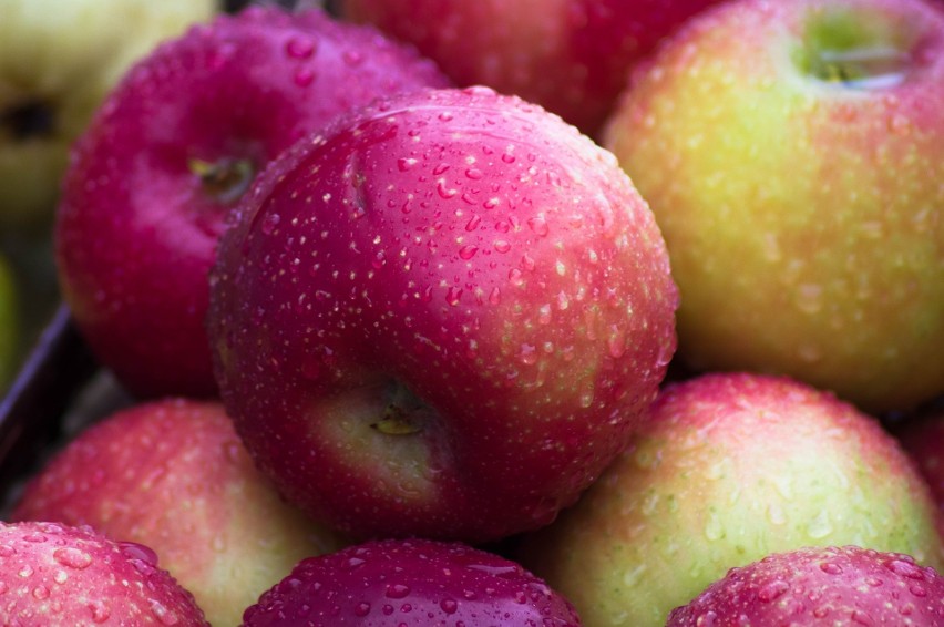 Przerwa na owoc! Jabłka są spożywane najczęściej w postaci...