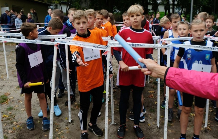 Mistrzostwa powiatu człuchowskiego w sztafetowych biegach przełajowych. Wygrywały SP nr 1 z Człuchowa, SP Przechlewo oraz ZSS Człuchów