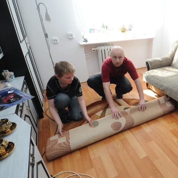 Łukasz i jego tata Arek rozkładają dywan w jednym z pokoi. - Kiedy się urządzimy, zaprosimy pana Tomasza Regę na kawę - mówią.