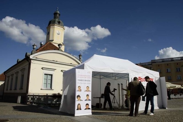 Namiot na Rynku Kościuszki. W tym miejscu w sobotę robiono zdjęcia białostoczanom.