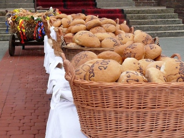 Tradycją dożynek w Kałkowie są kosze pełne chleba.
