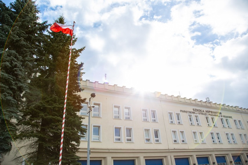 Kraków. Z okazji Dnia Nauki Polskiej miasto zostało udekorowane flagami państwowymi [ZDJĘCIA]
