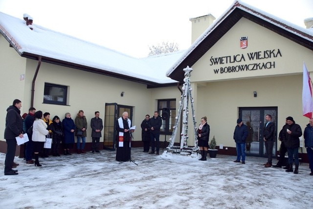 Uroczyste otwarcie wyremontowanej i rozbudowanej świetlicy wiejskiej w Bobrowiczkach. Ks. Mateusz Krzywicki udzielił błogosławieństwa zebranym i poświecił wyremontowany obiekt.