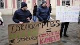 Protest mieszkańców Poznańskiego TBS przed urzędem miasta. Podwyżki będą mniejsze? Zobacz zdjęcia i film