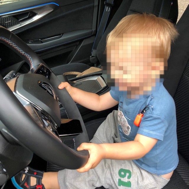 Jak informuje niemiecka prasa trzyletni chłopiec spowodował wypadek samochodowy. Malec sam uruchomił pojazd podczas zabawy. Na szczęście oprócz uszkodzeń pojazdów, nikomu nic się nie stało.