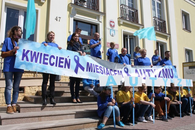 Błękitny pochód dotarł także przed Urząd Gminy i Miasta w Grójcu. Na spotkanie maszerującym wyszedł burmistrz Jacek Stolarski i pracownicy urzędu.