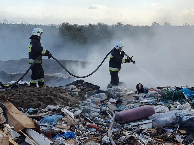 Wielki pożar  składowiska odpadów w Toruniu. Z ogniem walczą 44 zastępy PSP i OSP.
